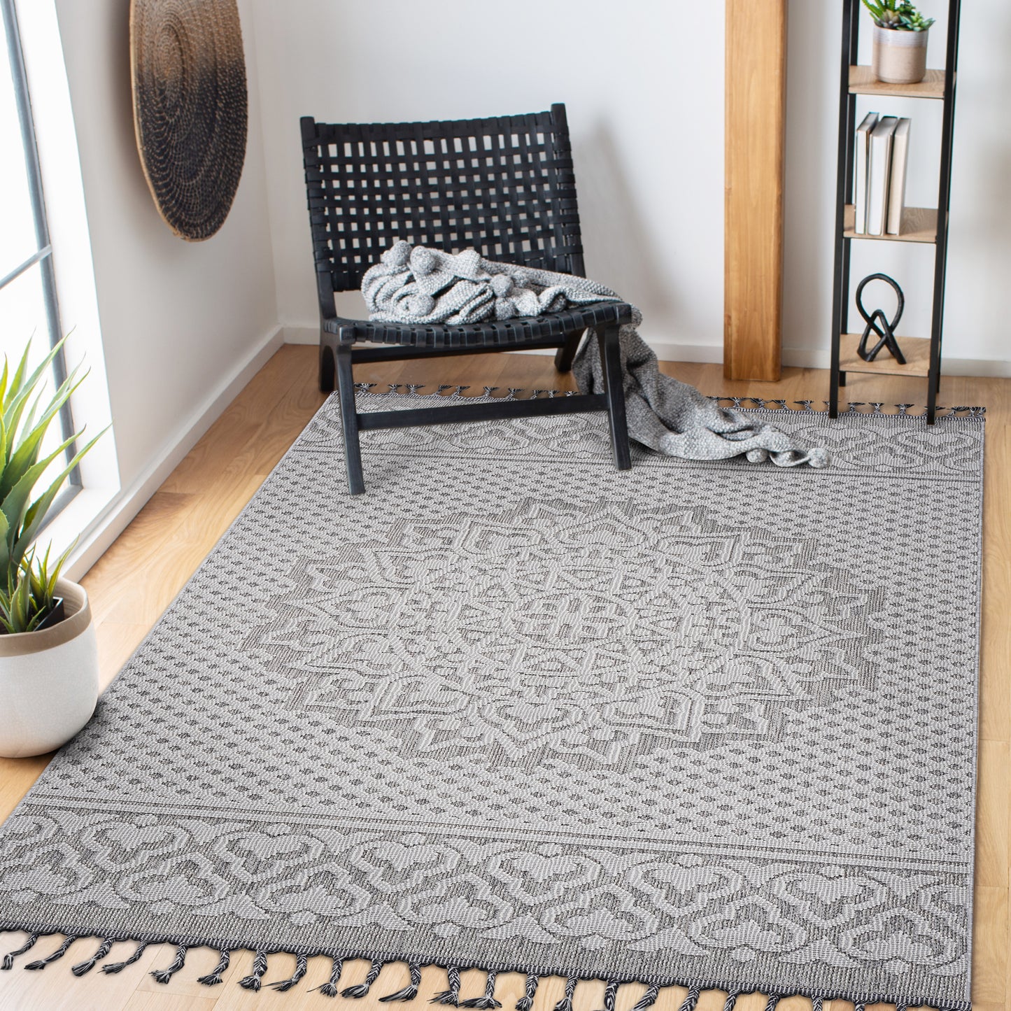 LOOM & LUXE Collection 6X9 Gray/White /Medallion Indoor/Outdoor Area Rug