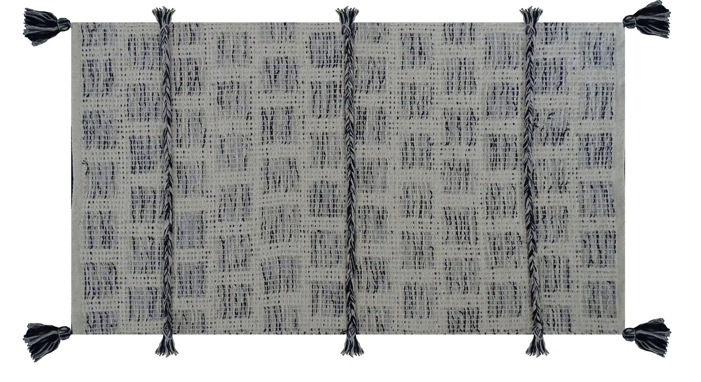 Tufted accent rug with corner tussels (25"x45")