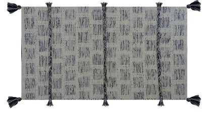 Tufted accent rug with corner tussels (25"x45")
