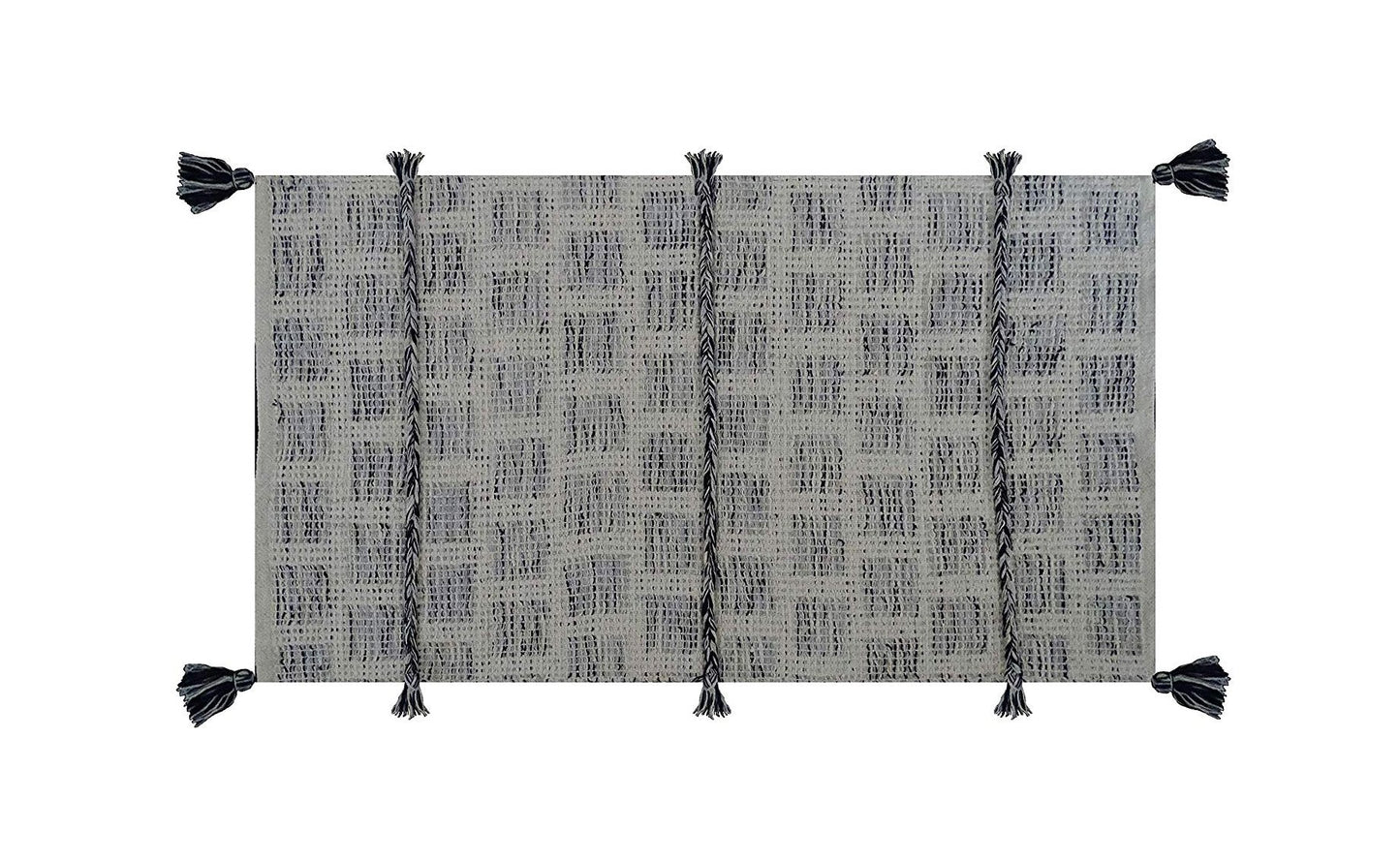 Tufted accent rug with corner tussels (25"x45")