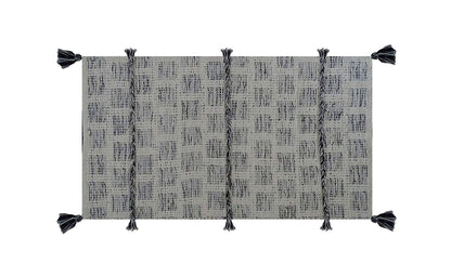 Tufted accent rug with corner tussels (25"x45")