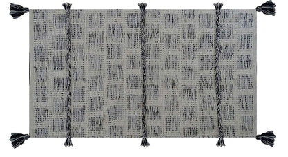 Tufted accent rug with corner tussels (25"x45")